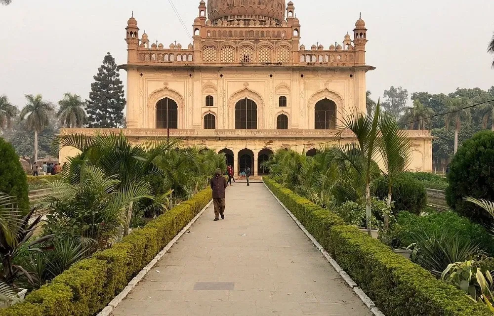 Imambada Gulab Bari - Tomb of Shuja-ud-daula in Ayodhya Pictures